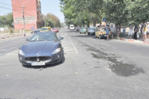 Şoferul unui Maserati şi-a stricat bolidul într-un sens giratoriu